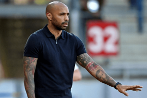 Thierry Henry consultant Betway analyse Arsenal Premier League mars 2026