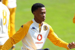 Asanele Velebayi ailier Kaizer Chiefs entraînement Naturena maillot or noir