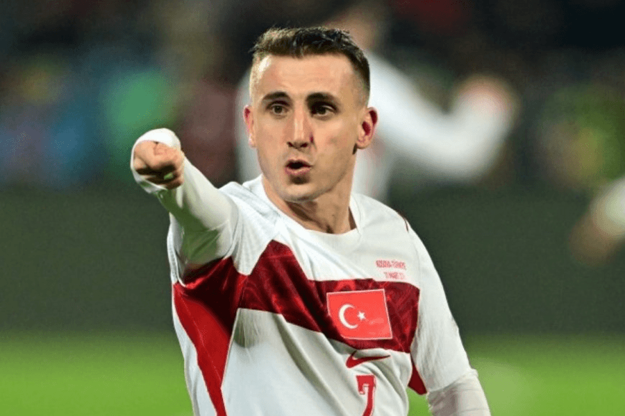 Kerem Aktürkoğlu célèbre son but décisif au stade Fadil Vokrri Pristina