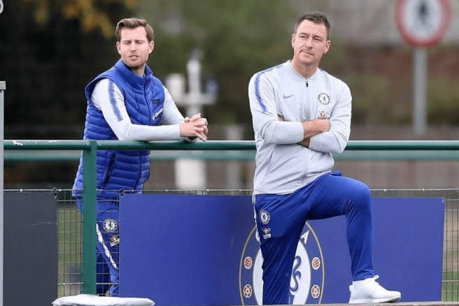 John Terry en capitaine de Chelsea levant le trophée de Premier League à Stamford Bridge