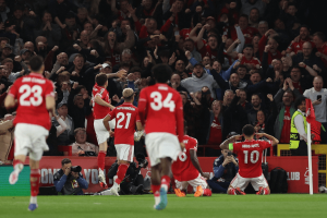 Tribunes de City Ground lors d'un match de Premier League en soirée