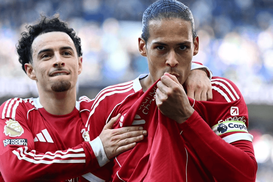 Virgil van Dijk célèbre sa tête victorieuse dans le derby de Merseyside