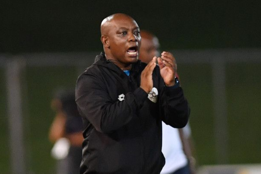 Pitso Dladla donnant des consignes tactiques sur le banc de Durban City 2026