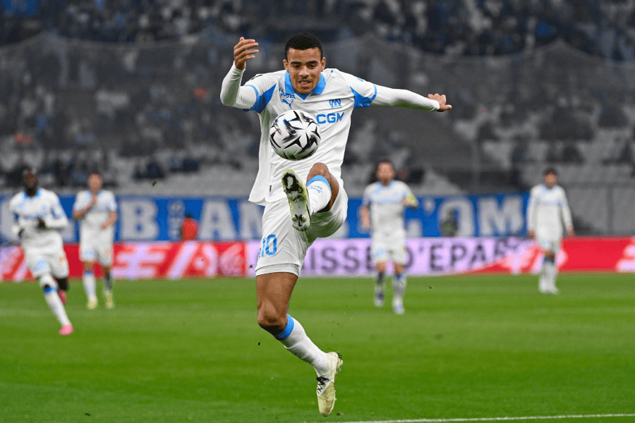 Mason Greenwood dribble avec le maillot de l'Olympique de Marseille Ligue 1