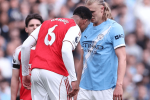 Erling Haaland montre son maillot déchiré par Gabriel Arsenal Etihad 2026