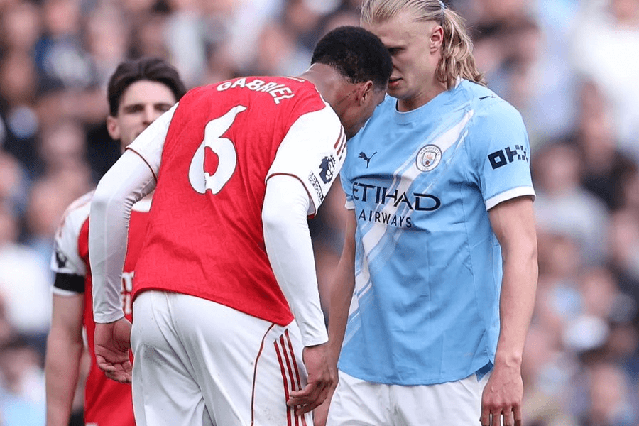 Erling Haaland montre son maillot déchiré par Gabriel Arsenal Etihad 2026