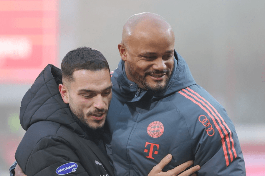 Vincent Kompany donnant des consignes tactiques au Bayern Munich lors d'un match 2026