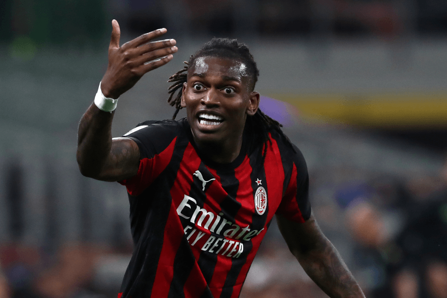 Rafael Leão dribble un défenseur sous le maillot de l'AC Milan Serie A 2026