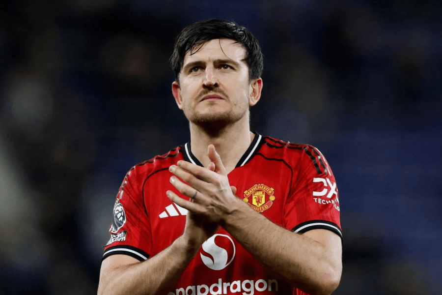 Harry Maguire défenseur central Manchester United duel aérien Old Trafford 20