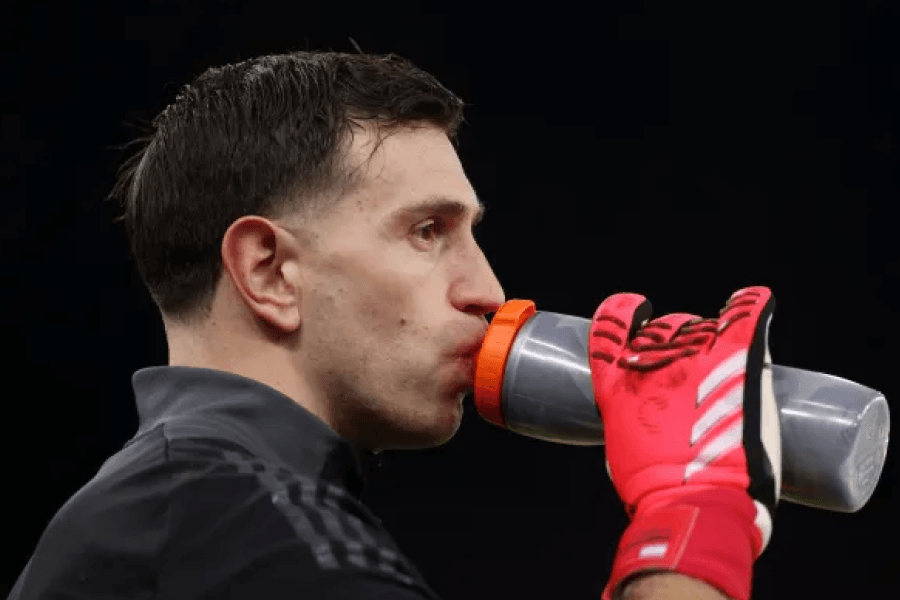 Emiliano Martinez gardien Aston Villa blessure mollet échauffement Forest 2026