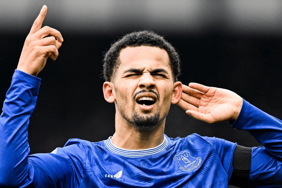 Iliman Ndiaye dribblant un défenseur en Premier League Everton Goodison Park 2026