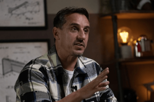 Gary Neville commentateur lors d'une émission sur Arsenal et la LDC 2026