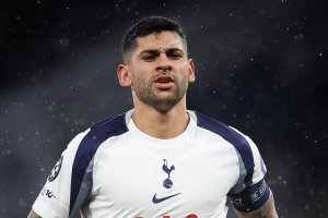 Cristian Romero quittant le terrain en larmes Stadium of Light Sunderland avril 2026