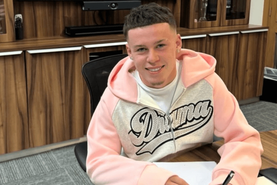 Kai Rooney en tenue d'entraînement de Manchester United lors de sa récupération