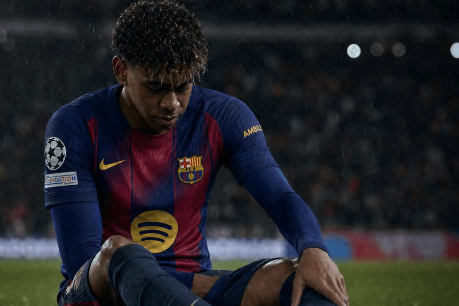 Lamine Yamal se tient la cuisse gauche après sa blessure contre Celta Vigo en Liga 2026