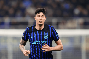 Alessandro Bastoni Inter Milan défenseur central maillot bleu noir 2026