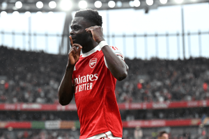 Bukayo Saka Arsenal célèbre but contre Fulham Premier League mai 2026