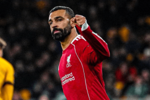 Mohamed Salah blessé sur le banc avant Liverpool Aston Villa 15 mai 2026 Villa Park – Premier League Ligue des Champions