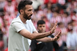 Carlos Corberán entraîneur Valencia CF avant Mestalla en blanc Valencia Rayo Vallecano 14 mai 2026 – LaLiga J36