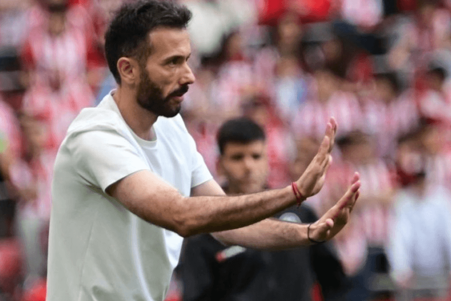 Carlos Corberán entraîneur Valencia CF avant Mestalla en blanc Valencia Rayo Vallecano 14 mai 2026 – LaLiga J36