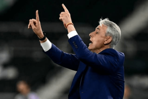 Tiago Nunes entraîneur LDU Quito au stade Rodrigo Paz Delgado lors de la Copa Libertadores 2026 — Isaac Álvarez confirme sa continuité après la qualification en huitièmes