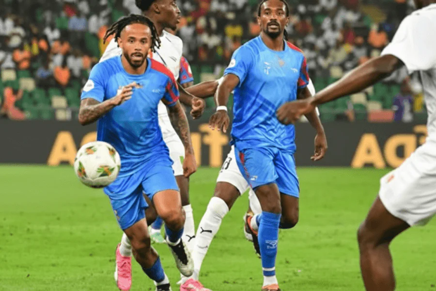 Chancel Mbemba célébrant son but lors du match clé.