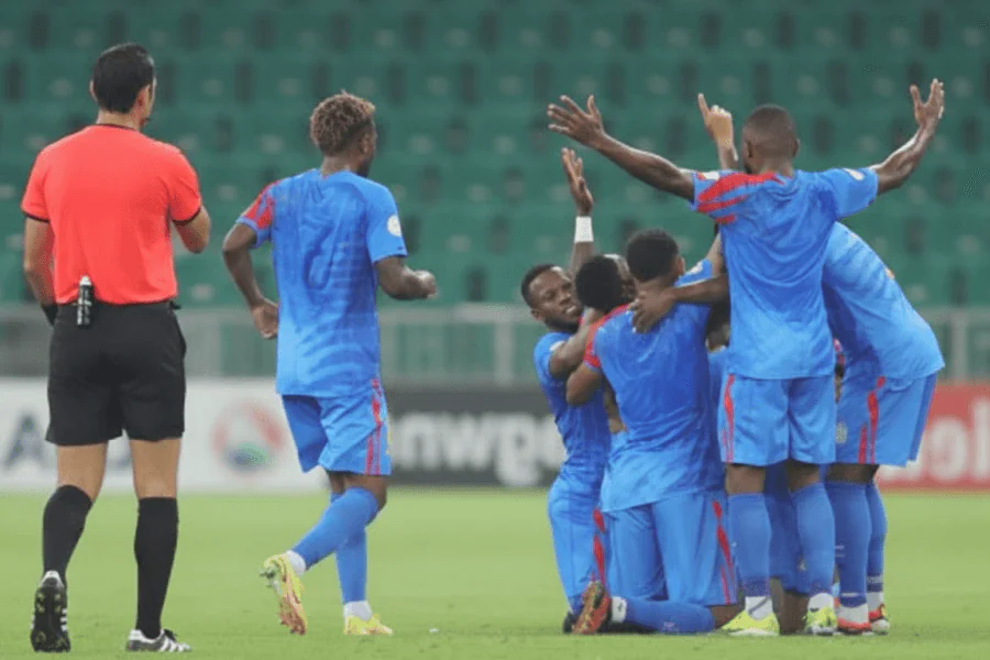 Chancel Mbemba célébrant son but lors du match clé.