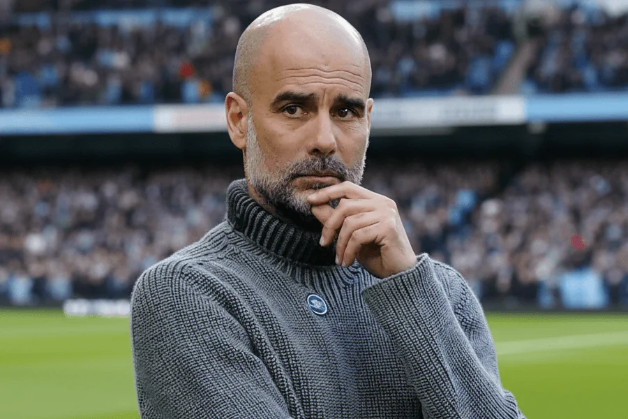 Guardiola saluant les supporters après la victoire 3‑0 face à Liverpool.