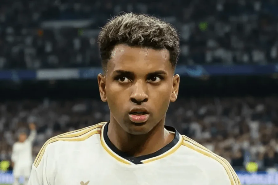 Rodrigo célébrant un but avec ses coéquipiers au Real Madrid.