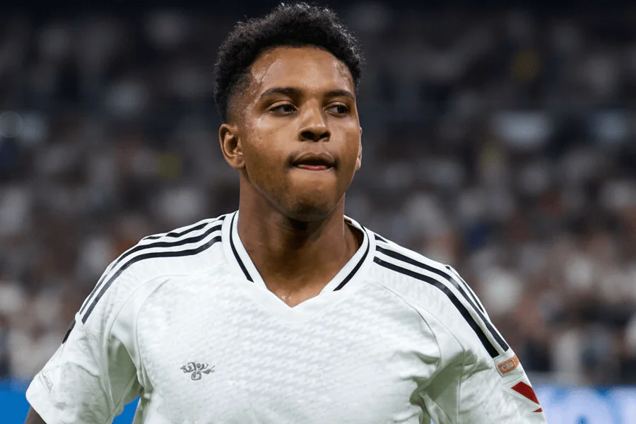 Rodrigo discutant avec le coach sur le banc.