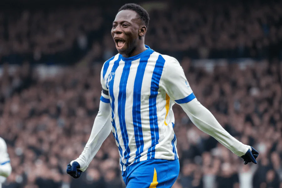 Yankuba Minteh célébrant un but sous le maillot de Brighton.