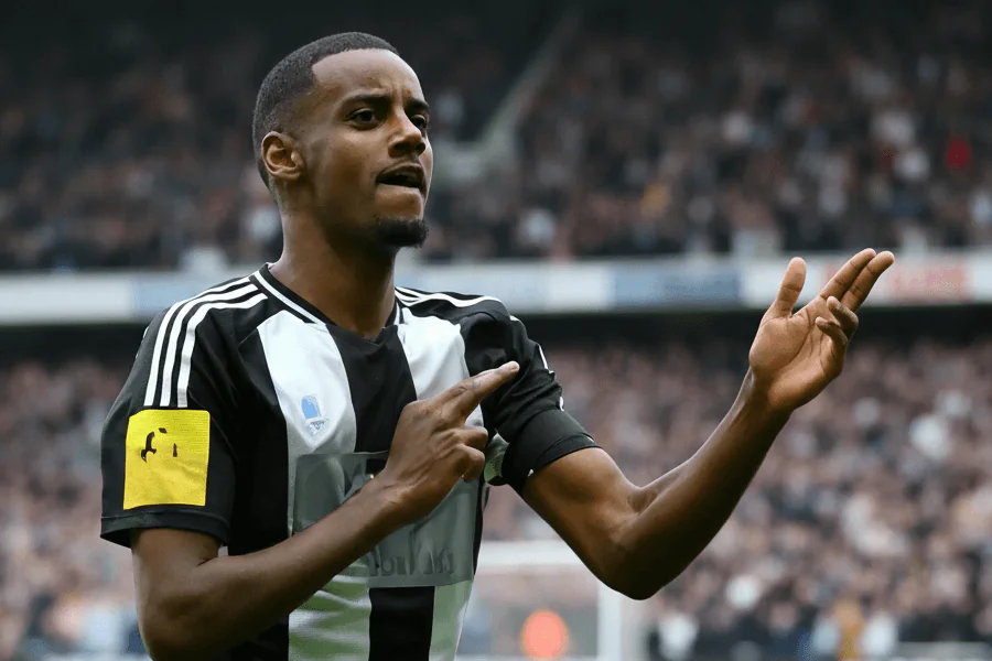 Alexander Isak en train de dribbler un défenseur lors d'un match avec Newcastle.

