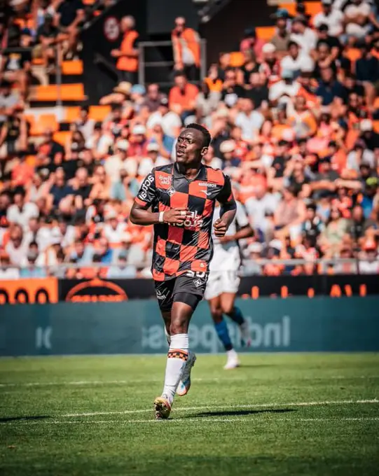 Arthur Avom Ebong pourrait quitter le FC Lorient cet hiver. Son intérêt attire plusieurs clubs. Découvrez les enjeux de son avenir.