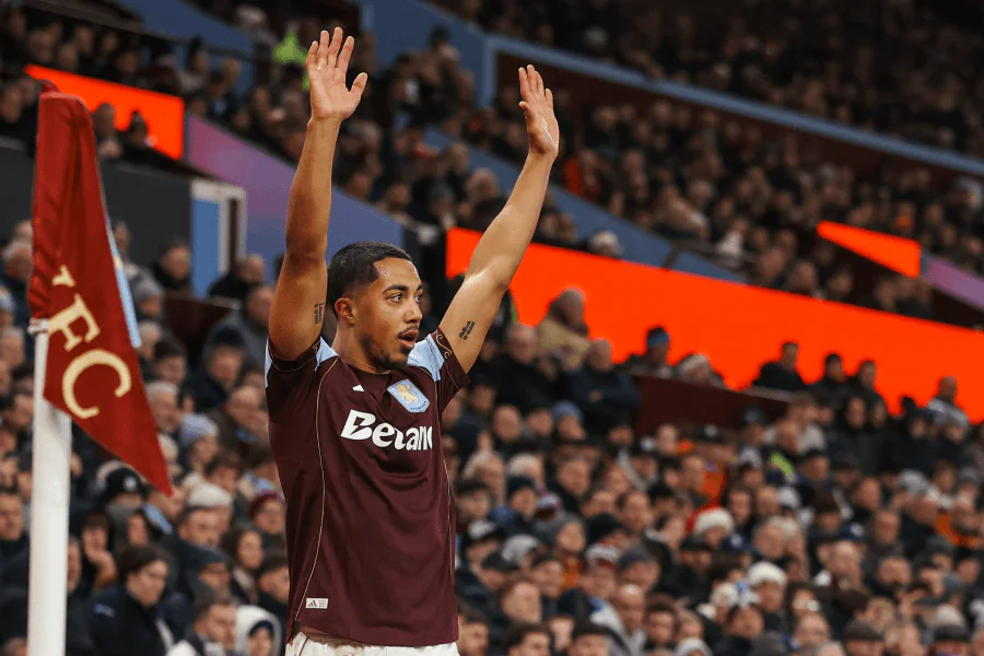 Joueurs d’Aston Villa après victoire contre United