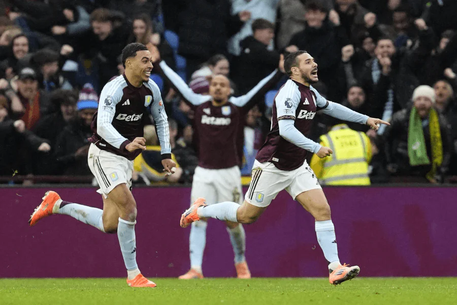 Les joueurs d'Aston Villa célébrant une victoire.