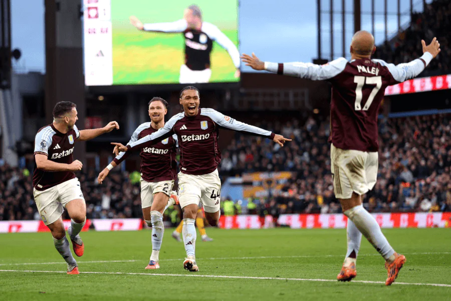 Les fans d'Aston Villa soutenant leur équipe en match.