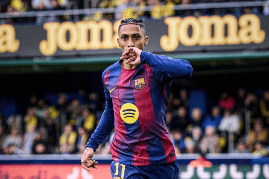 Raphinha tire un penalty, Barcelone 2025