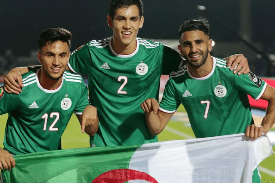 Les joueurs de l'équipe d'Algérie célébrant un but ensemble.