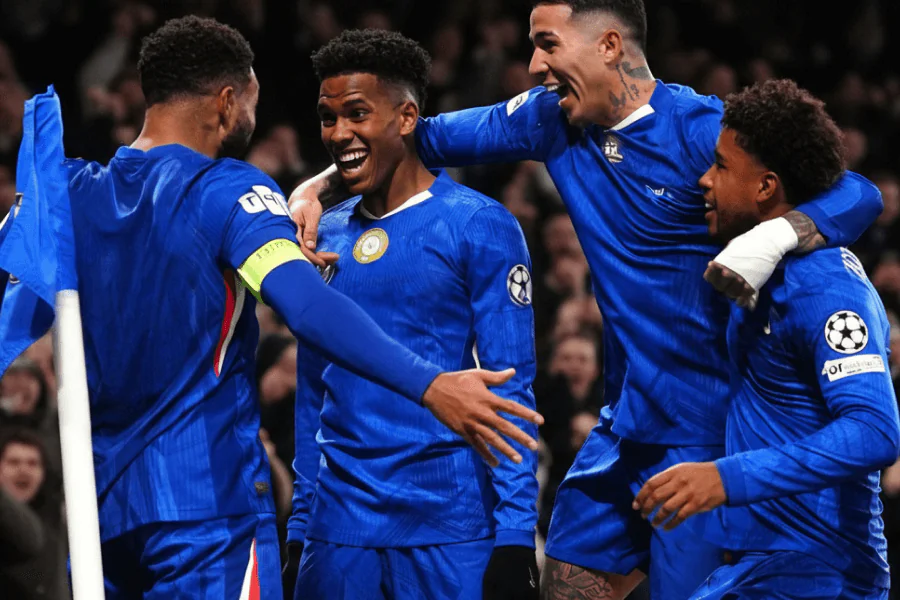 Estevao marquant un superbe but pour Chelsea.