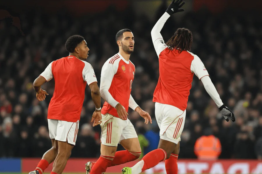 Joueurs d'Arsenal célébrant un but contre Chelsea.