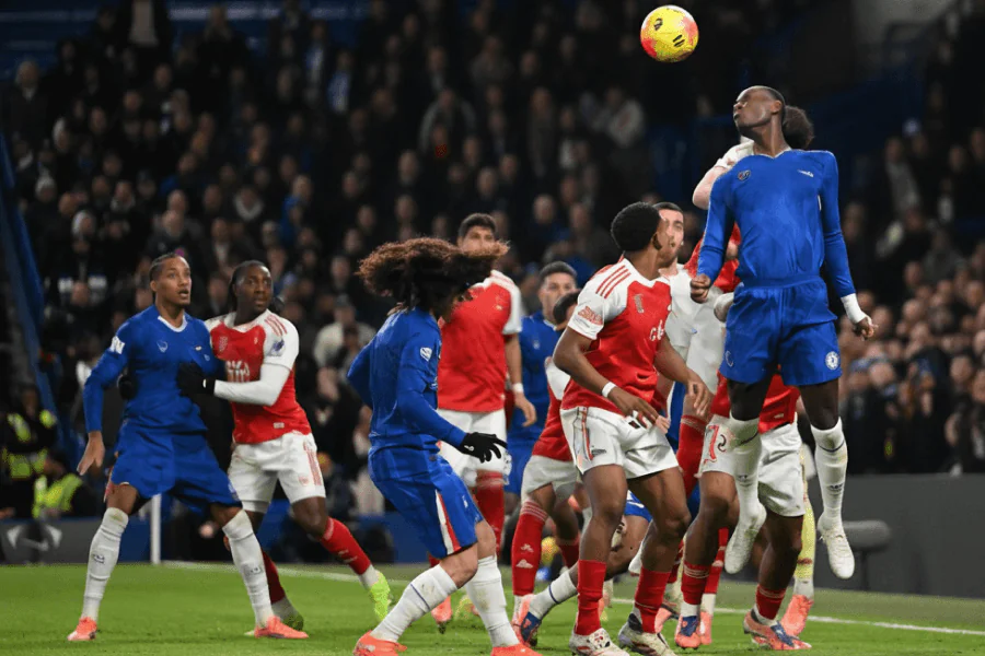 Trevoh Chalobah marquant pour Chelsea lors du match.