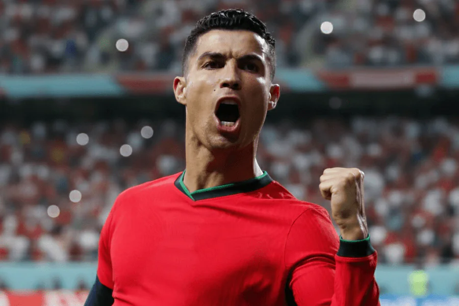 Ronaldo en discussion avec l'arbitre après un coup de coude.