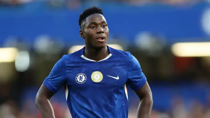 Dário Essugo s'entraînant après sa blessure à la cuisse.
