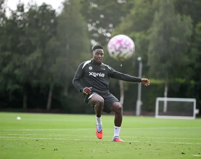 Dário Essugo s'entraînant après sa blessure à la cuisse.
