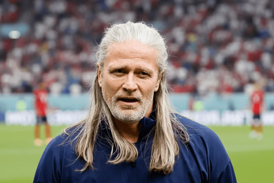 Emmanuel Petit analysant les forces et faiblesses de Barcelone.
