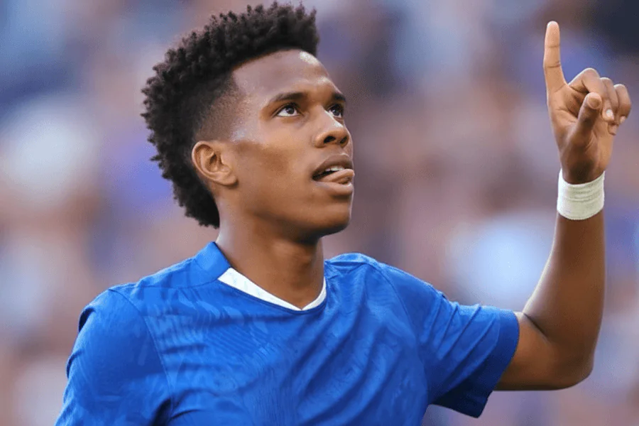 Portrait de Estevao, jeune étoile montante du football.