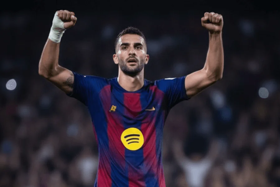 Ferran Torres dribblant un défenseur du Betis pendant le match.