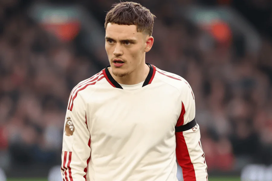 Florian Wirtz contrôlant le ballon lors d'un entraînement avec Liverpool.