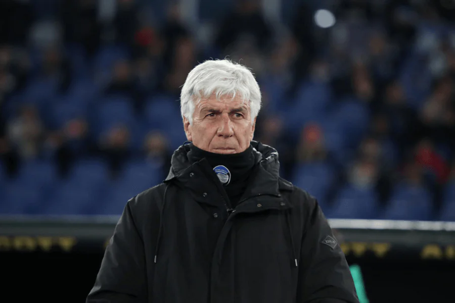 Gasperini donnant des instructions à ses joueurs à l'entraînement.