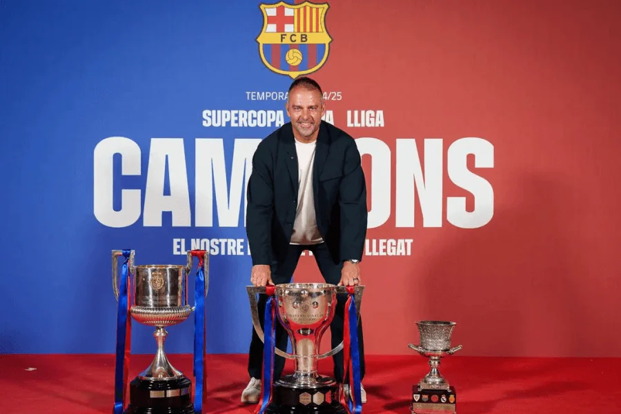 Flick donnant des instructions à ses joueurs sur le terrain.